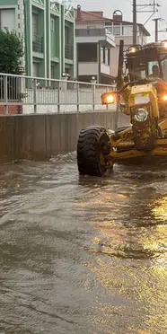 Kocaeli ve Sakarya'da sağanak felaketi! Yollar kapandı, köprü çöktü, evleri su bastı