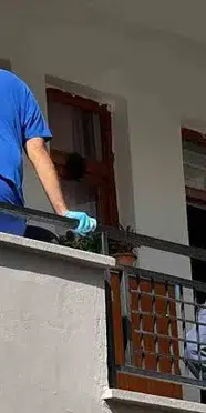 Kız kardeşini balkondan attığı iddia edilen kişi intihar etti
