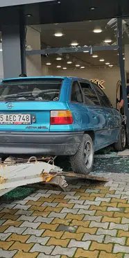Çorum'da otomobil kaldırıma çıkıp mağazaya girdi: Kaza kamerada
