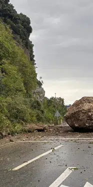Yamaçtan Düşen Kaya Parçası Nedeniyle Yol Trafiğe Kapatıldı, Sürücülere Uyarı!