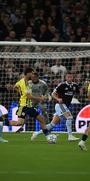 Fenerbahçe, Slavia Prag ile 2-2 berabere kaldı: Tribünlerden İsmail Kartal'a tepki