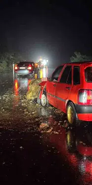 Zonguldak'ta yamaçtan kopan kaya parçaları 2 araca çarptı