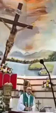 Canlı yayınlanan ayin sırasında başına haç düşen rahip hayatını kaybetti