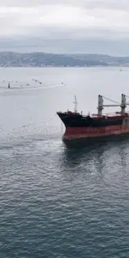 İstanbul Boğazı'nda gemi trafiği durduruldu! İHA saldırısına uğrayan gemi geçti