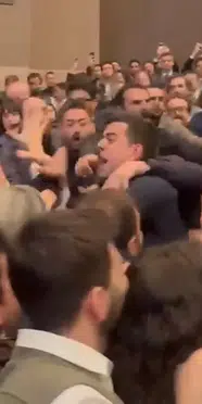 İstanbul Barosu seçiminde yumruklu kavga! Açılan bayraklar ve sloganlar gerginliğe neden oldu