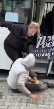 Rusya'da minibüste taciz iddiası! Kadın yolcu adamı darbetti