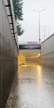 Antalya'da sağanak yağış: Kepez'de su seviyesi dize ulaştı