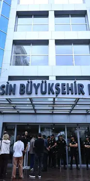 Mersin Büyükşehir Belediye Başkanı Vahap Seçer gözaltına alındı 3 belediyeye yolsuzluk operasyonu