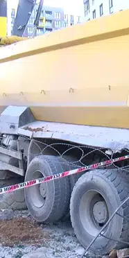 Pendik'te freni boşalan hafriyat kamyonu iş yerine girdi
