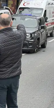 Beylikdüzü'nde iki otomobil çarpıştı: Bir otomobil yan yattı