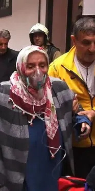Zeytinburnu'nda yangın çıktı: Mahsur kalan 2 kişi kurtarıldı