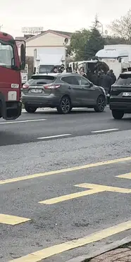 Beylikdüzü E-5'te kamyon devrildi: Sürücü hastaneye kaldırıldı