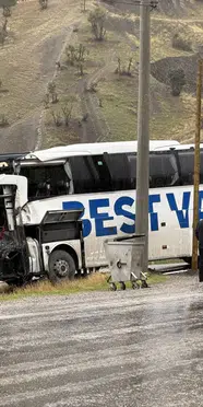 Şırnak'ta feci kaza! Yolcu otobüsü tırla çarpışıp eve çarptı
