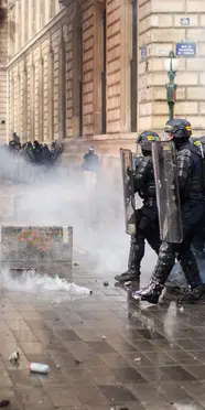 Paris ve Lyon'da sokağa çıkma yasağı uzatıldı: 2 bin 500 kişi gözaltına alındı