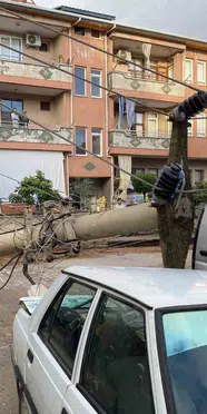 Antalya'da elektrik direği otomobilin üzerine düştü