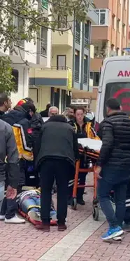 Avcılar'da yol verme tartışması kanlı bitti: 3 kişi bıçaklandı