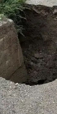 Çanakkale'de sağanak yağış: Yol çöktü, tekneler karaya vurdu