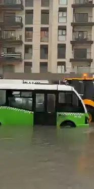 Arnavutköy'de sağanak nedeniyle Alibey Deresi taştı: Dolmuş mahsur kaldı