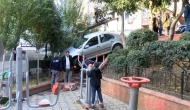 Şişli'de korkutan kaza: Otomobil parkta durabildi