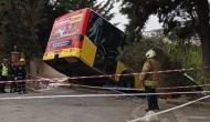 Üsküdar'da korkutan kaza! İETT otobüsü asılı kaldı, böyle kaza görülmedi!