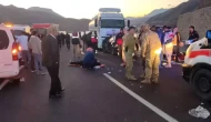 Hakkari'de feci kaza! Yakıt Tankeri ile Otomobil Çarpıştı: 2 ölü, 4 yaralı