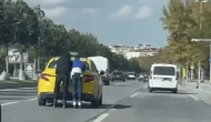 Maltepe'de tehlikeli yolculuk! Patenli gençler taksinin arkasına tutundu