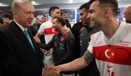 Cumhurbaşkanı Erdoğan soyunma odasına indi, futbolcuları tek tek tebrik etti