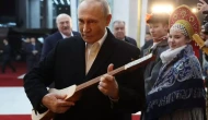 Putin Kırgızistan'da kopuz çaldı: Önce kopuz ustasını izledi
