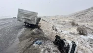 Malatya’da şarampole devrilen TIR kazasında sürücü ağır yaralandı