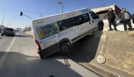 Kocaeli'de park halindeki minibüs duvardan D-100 karayoluna kaydı