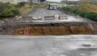 İstanbul’da sağanak etkisini gösterdi: Sarıyer’de yol çöktü, araçlar dereye düştü
