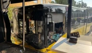 Üsküdar'da İETT otobüsü börekçiye daldı: 3 kişi yaralandı