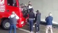 TEM Otoyolu'nda kaza: Tır sürücüsü aracın altında kaldı
