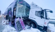 Kars Erzurum kara yolunda otobüs kamyona çarptı, 9 kişi yaralandı