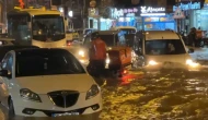 İzmir’de sağanak ve fırtına hayatı felç etti