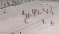 Premier Ligi finali yeniden gündemde, kar altında oynanan maç viral oldu