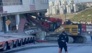 Başakşehir’de facia: Yokuştan kayan iş makinesi binaya daldı