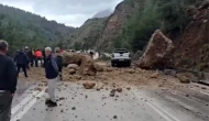 Heyelan nedeniyle kara yolu kapandı: Dev kayalar yola düştü