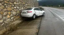 Amasya'da otomobil istinat duvarına çarptı: 6 kişi yaralandı