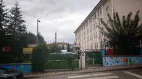 Boşanma aşamasındaki eşini okul bahçesinde bıçakladı
