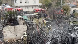 Sarıyer'de üç otomobil ve iş yeri küle döndü: Yangın Anadolu Yakası'ndan görüldü
