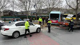 Beyoğlu’nda minibüs ile otomobil çarpıştı araç refüje çıktı 5 kişi yaralandı
