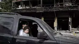 İsrail saldırıları sonrası yerinden edilen Lübnanlılar ateşkesle evlerine dönüyor