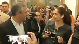 Özgür Özel sözlü saldırıya uğrayan gazeteciden özür diledi: “Çok yanlış, çok üzüldüm”