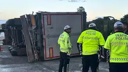 TEM Otoyolu’nda TIR kazası: Kaldırma çalışmaları esnasında araç yan yattı
