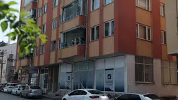 Genç kız, hocasının elinden kurtulmak için balkondan çıplak atladı
