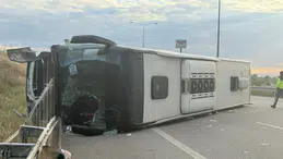 İstanbul-İzmir Otoyolu’nda yolcu otobüsü devrildi: 25 kişi yaralandı