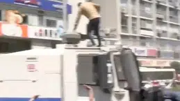 İzmir’de TOMA’ya zarar veren müdür yardımcısı görevden uzaklaştırıldı