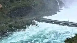 Karakaya Barajı’ndaki su tahliyesi köprüye zarar verdi, yol ulaşıma kapatıldı