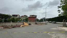 Uşak’ta kuvvetli fırtına: Ağaçlar devrildi, çatılar uçtu
